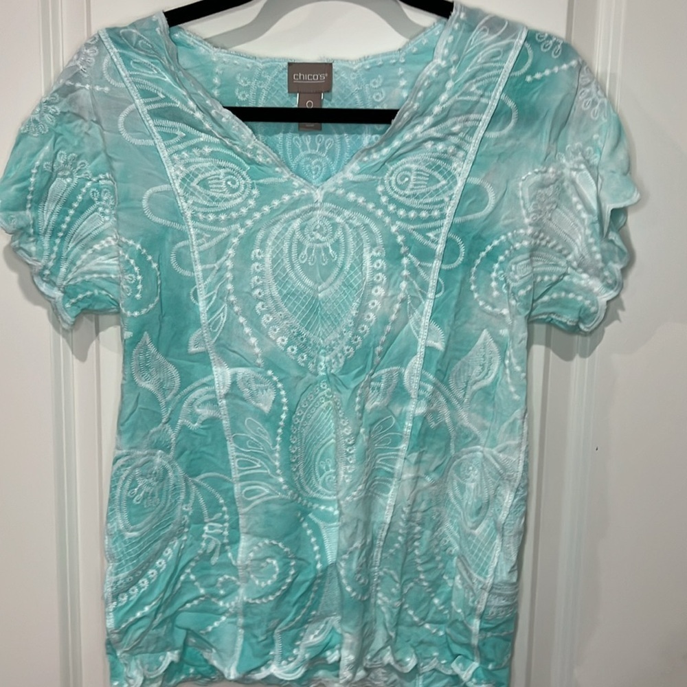 CHICOS BLUE ANE WHITE EMBROIDERED TOP WITH SCALLOPED TRIM CHICOS SIZE 0
